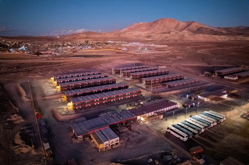 Campamento minero operado por Tecno Fast Village, con infraestructura modular y servicios integrales.